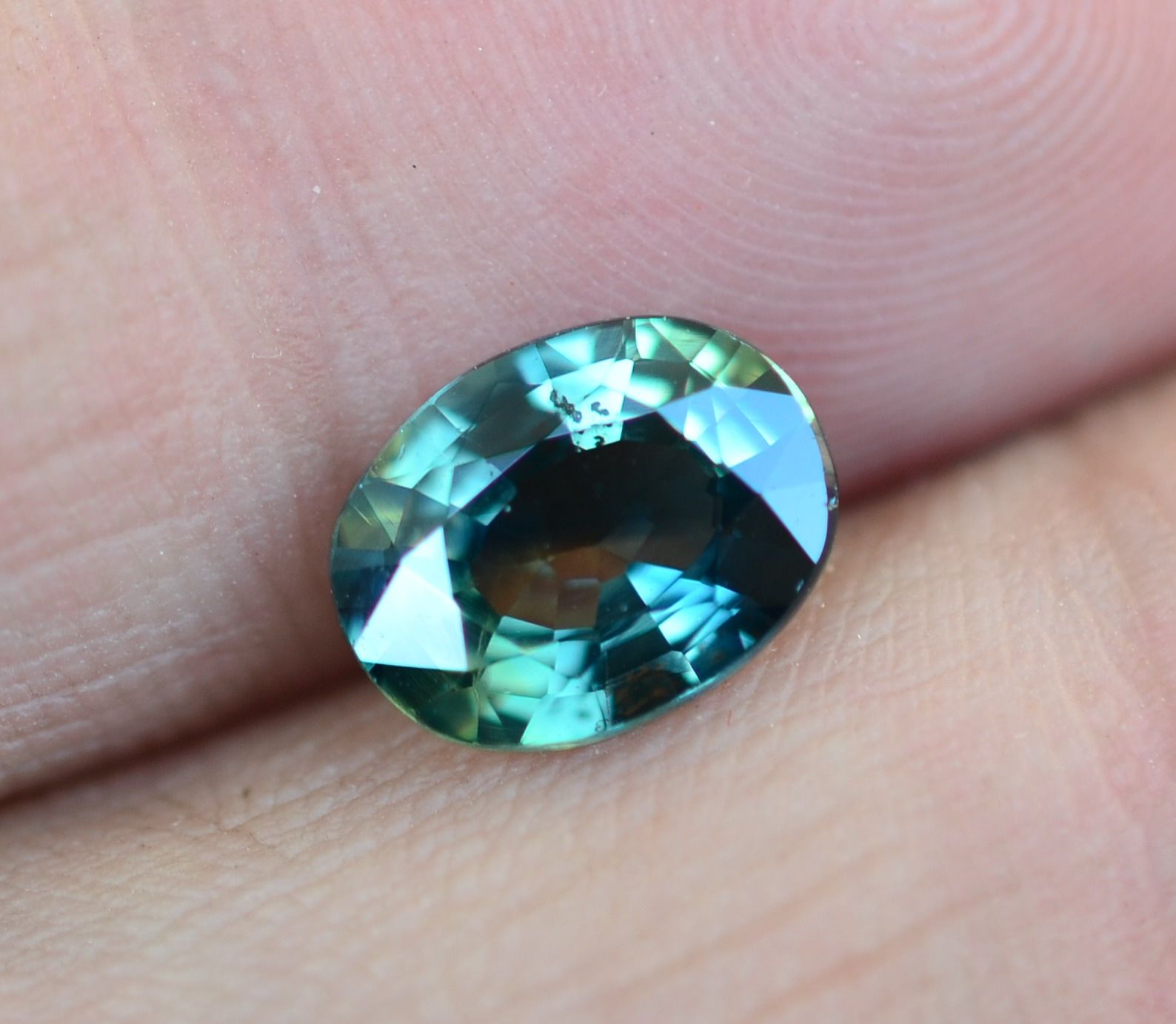 漂亮蓝绿绿色火彩天然蓝宝石裸石9毫米2ct无烧其他