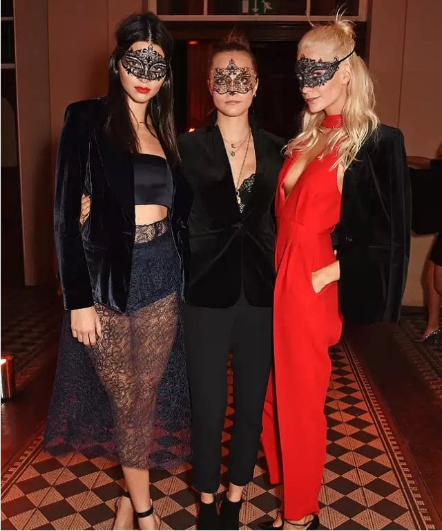 【穿上丝绒,你就是party quuen】 难怪总说cara是鸡毛姐kate moss的