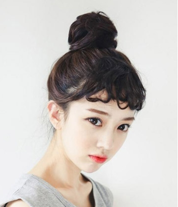 选择一款适合你的束发也是可以修饰脸型,比如丸子头适合圆脸的姑娘