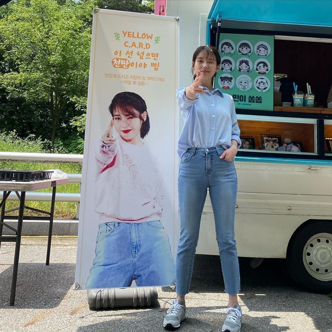 iu瘦小春夏2021铅笔小脚牛仔裤直筒李知恩高腰牛仔裤