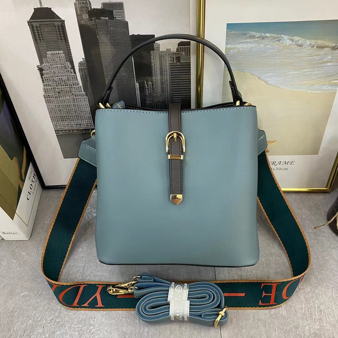 2021年雅蒂尔新款女士手提单肩斜挎三用包包新品女士包袋