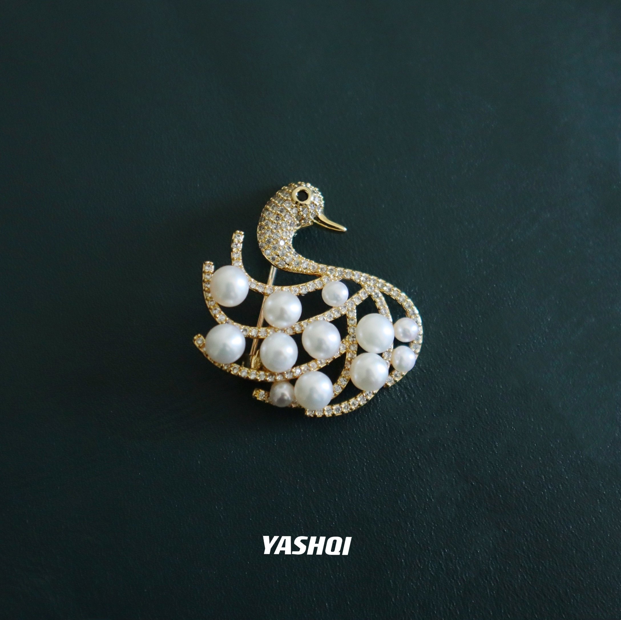 胸针雅施觅珠天鹅艺术设计洁白细腻寓意高雅艺术胸针