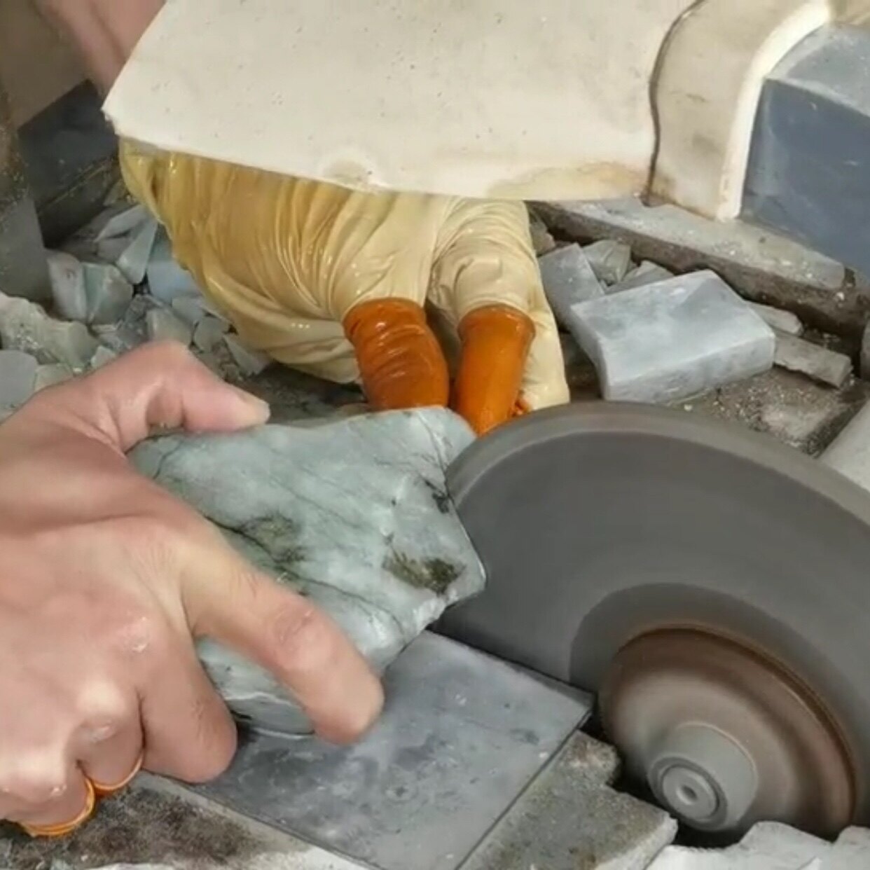 缅甸翡翠原石开窗去皮磨皮切割公斤半明料蒙包颈饰