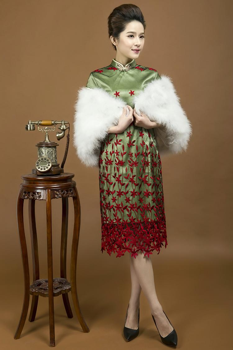 高档精致女士唐装蕾丝镂空旗袍礼服短袖中长款复古绣花旗袍婚礼 - 满