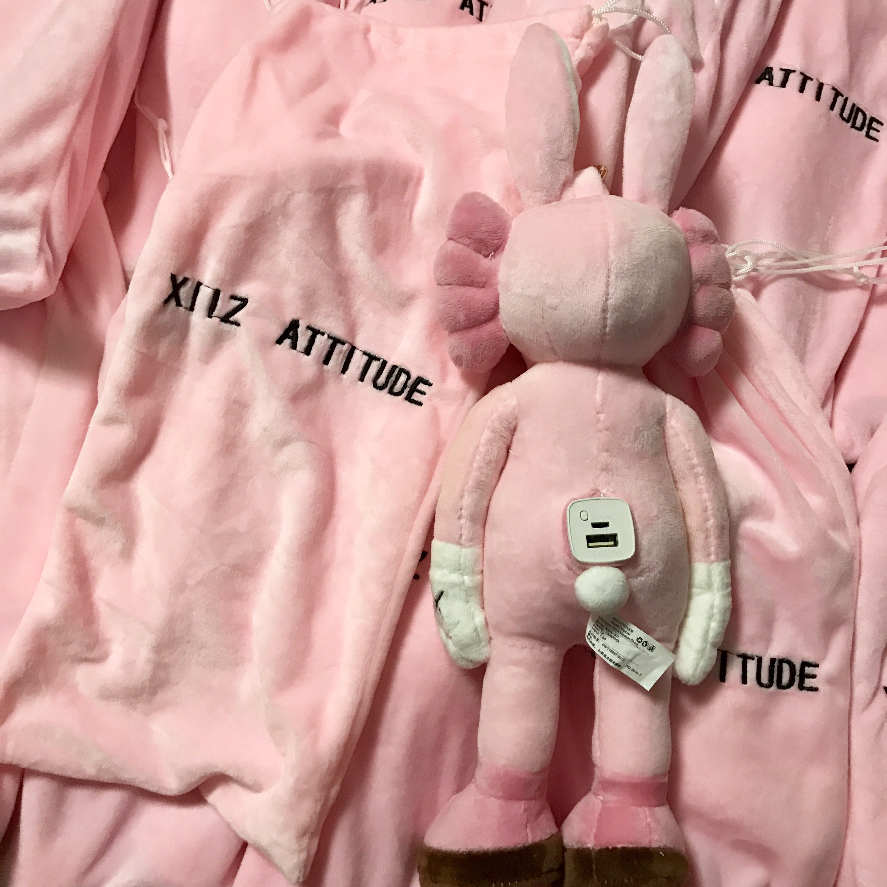 正品xiizkawsoriginal毛绒公仔充电飞机便携粉色移动电源