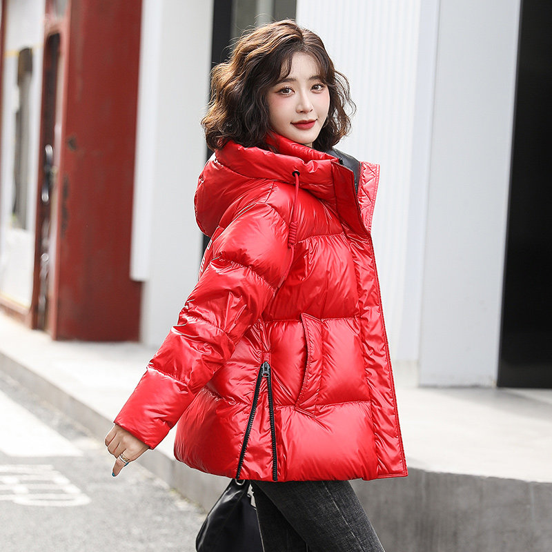 2021年冬季新款羽绒服女短款小个子韩版时尚亮面连帽宽松红色外套