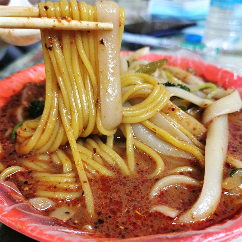 东北老式黏糊麻辣烫佳木斯桦南大碗米线牛筋类似面条