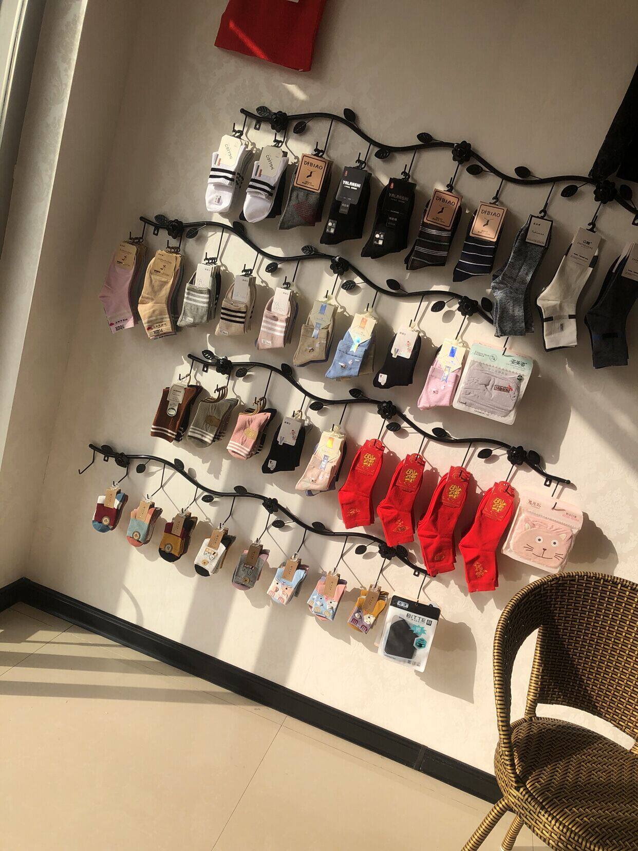 新款铁艺袜子展示架围巾挂钩饰品架子上墙盒装衣架口罩展示袜子架