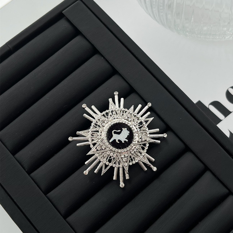 家明明星同款八芒小狮子胸针镶钻高端轻奢胸花胸针