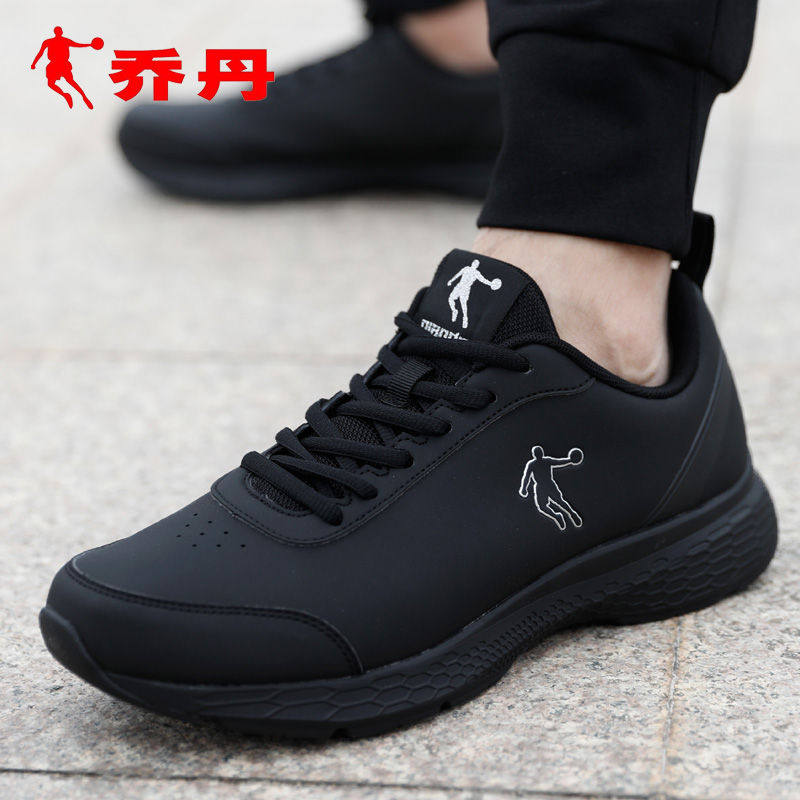 乔丹男鞋运动鞋男2021春季新款皮面防水鞋子男士黑色减震跑步鞋男