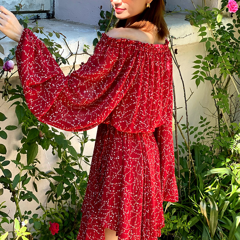 灯笼一字碎花连衣裙夏季红色长袖短裙西双版纳度假连衣裙