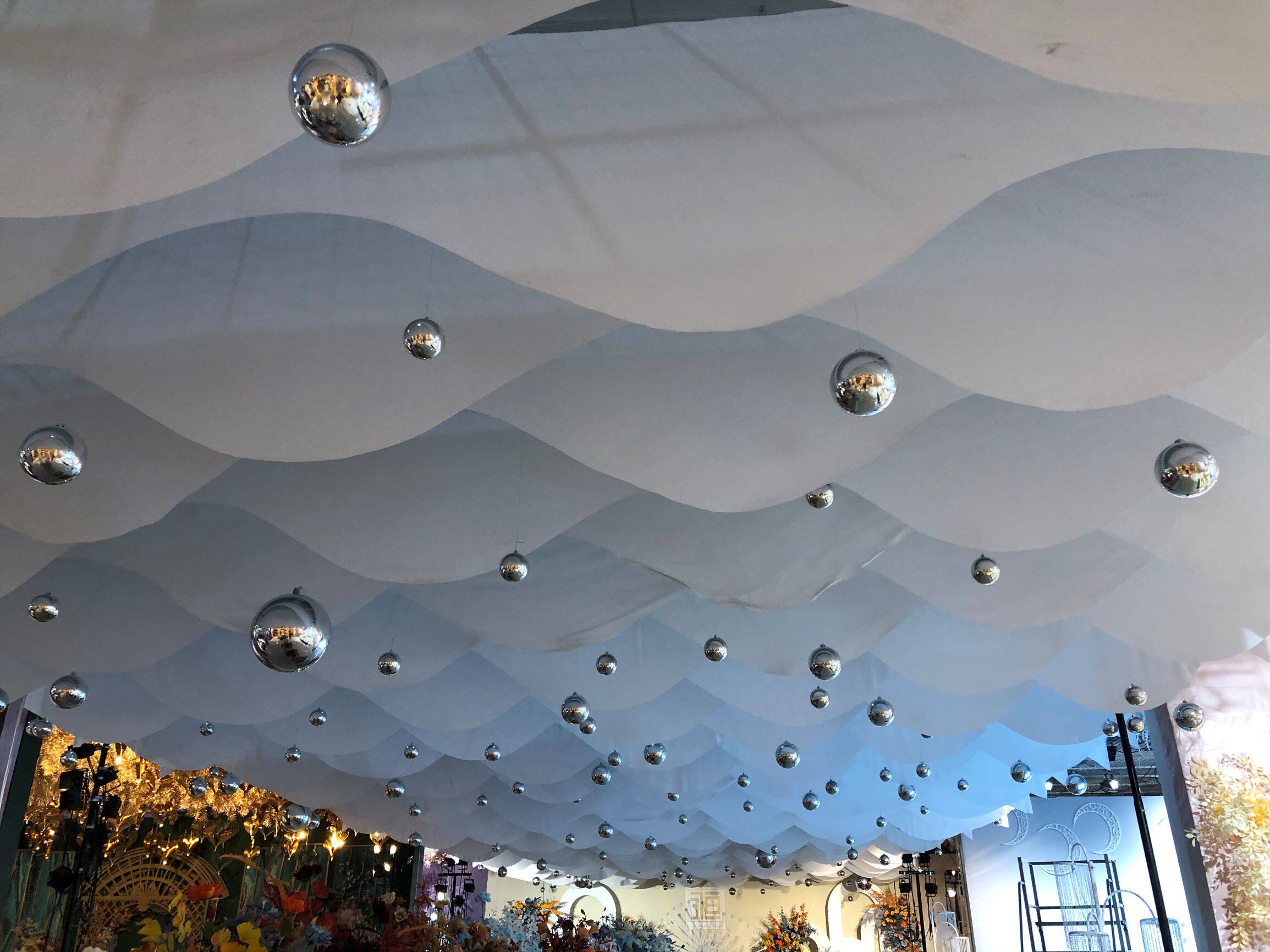 银色吊顶2020年新款吊球高弹布波浪舞台拱门