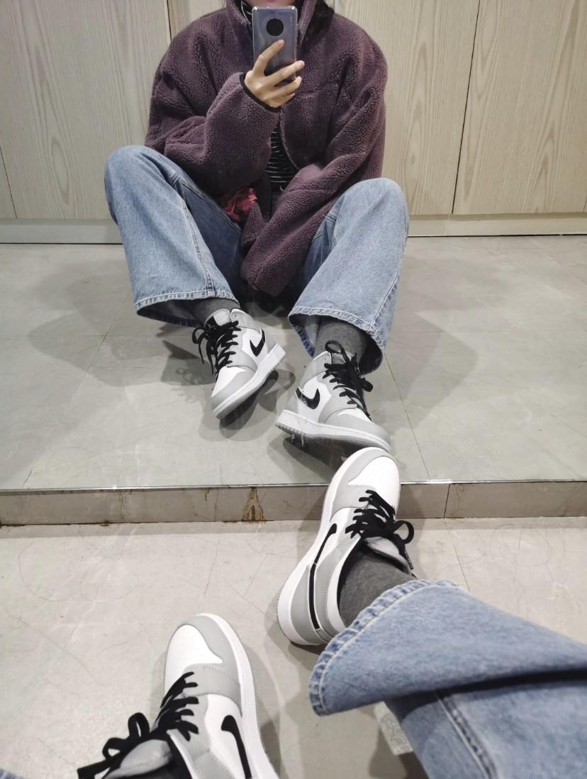 airjordanaj1mid烟灰灰白伯爵中帮篮板鞋