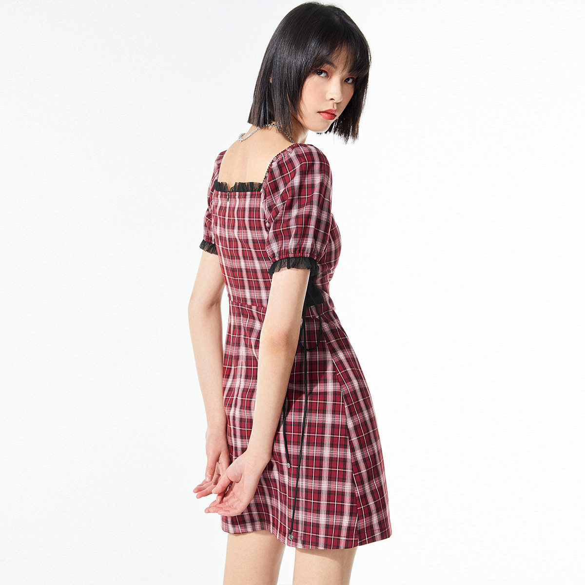 欧阳娜娜欧阳娜娜同款太平鸟春装2021年新款短袖格纹连衣裙