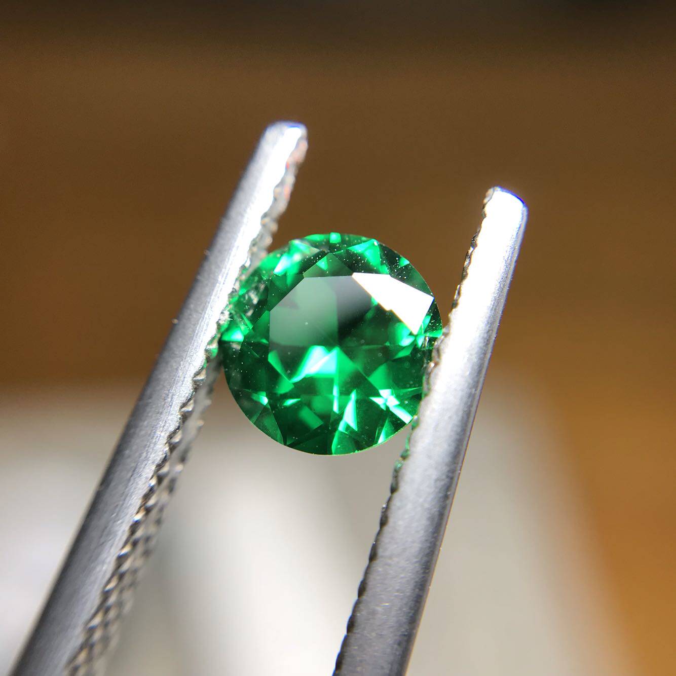 铬绿色人造钇铝榴石yag仿沙弗莱仿铬碧玺d01c4够闪亮可做首饰