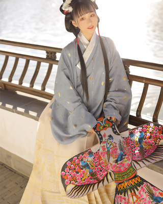 她说雀阁冬明制烫金交领袄裙套装汉服女保暖交领上袄织金马面下裙