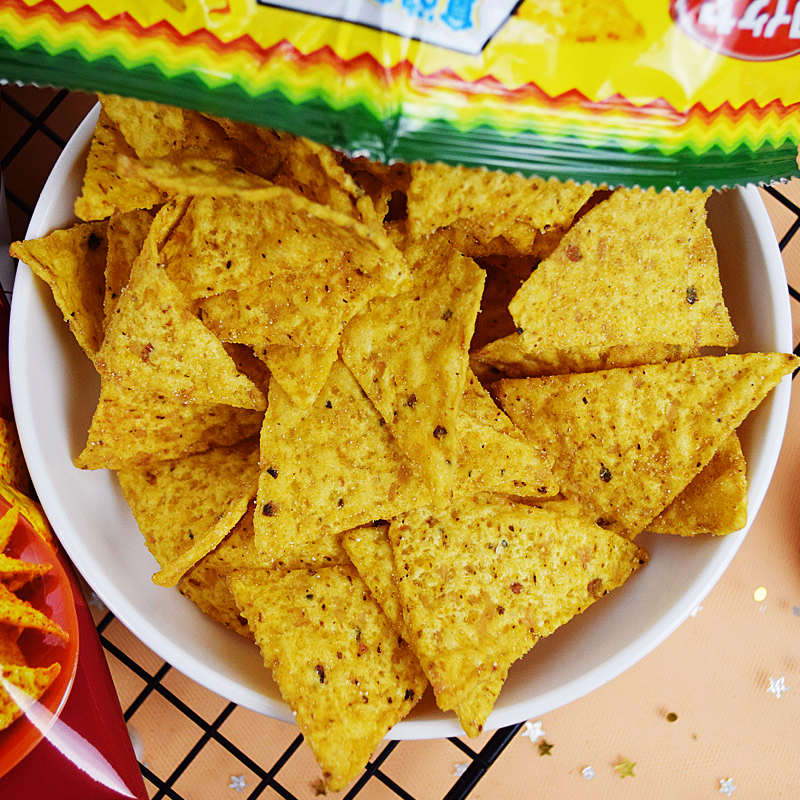 日本进口零食湖池屋香辣辣味烧烤粟米三角玉米片膨化食品