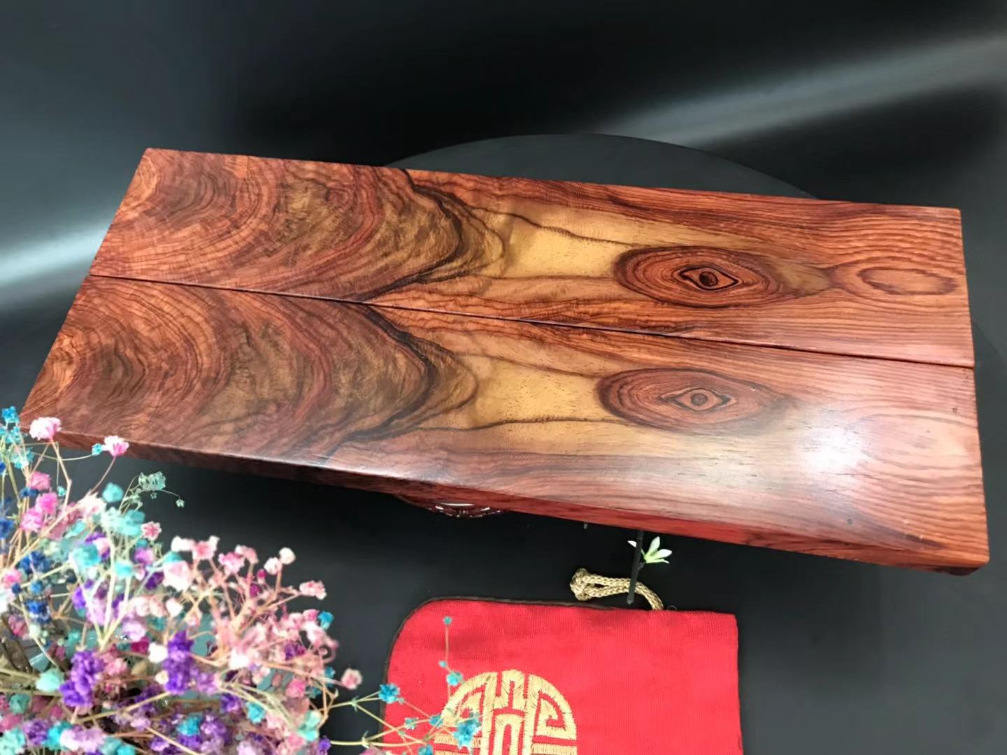 一对缅甸红酸枝奥氏黄檀红木跟镇木雕