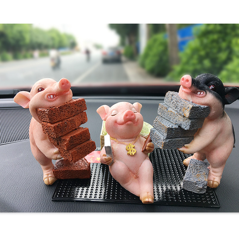 创意网红汽车车内饰品摆件搬砖猪可爱装饰品小猪车载摆件车饰公仔