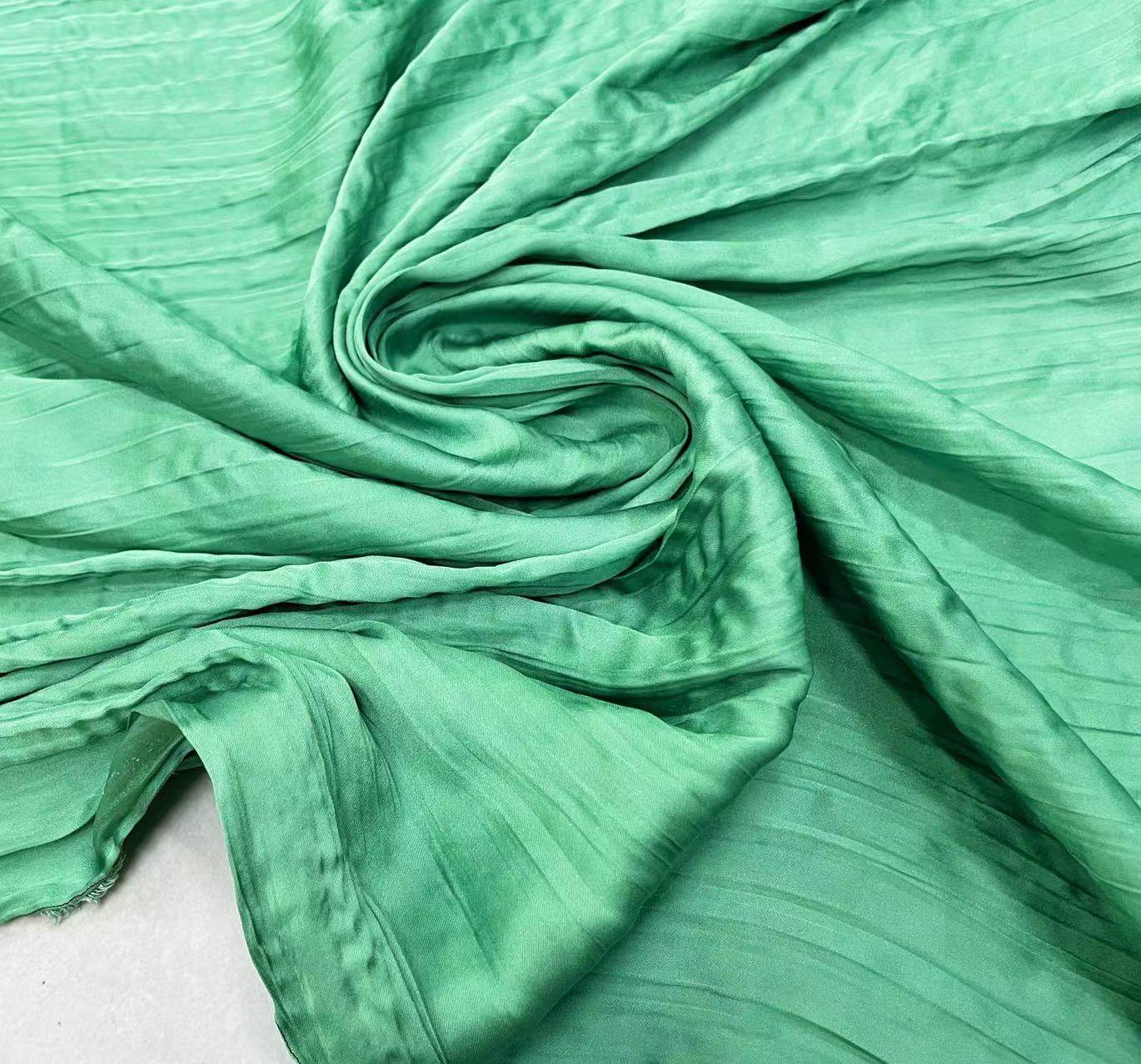 面料水绿绿色薄款无弹褶皱微幻色光泽聚酯纤维海绵垫
