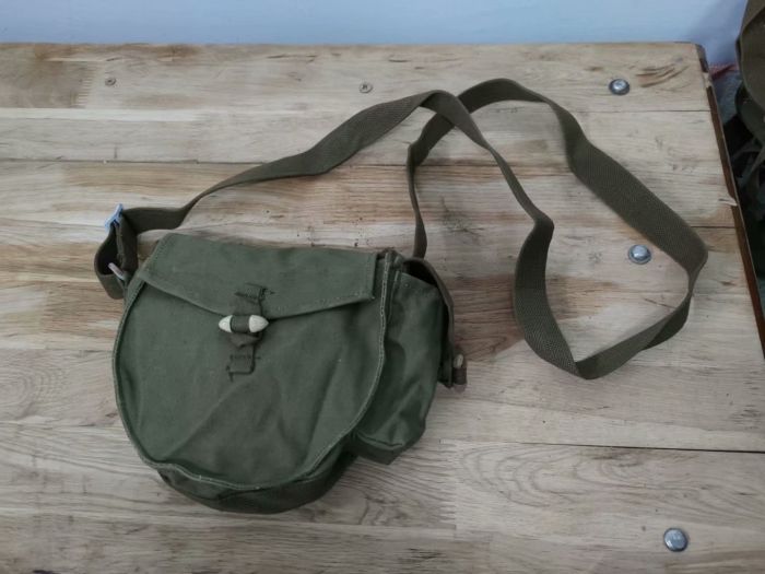 五六弹鼓包解放包袋制斜跨帆布单肩军挎老货原品1966年土黄色56式