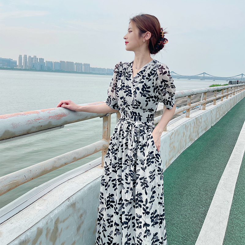 黑白色V领碎花雪纺连衣裙女2023年夏季新款法式显瘦气质遮肉长裙