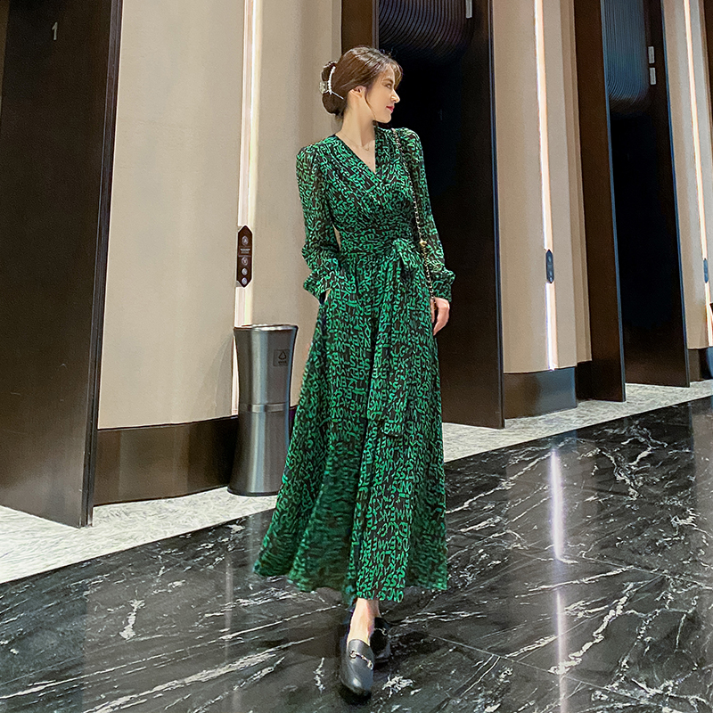 法式v领绿色碎花雪纺连衣裙长袖春秋2024新款女收腰显瘦气质长裙