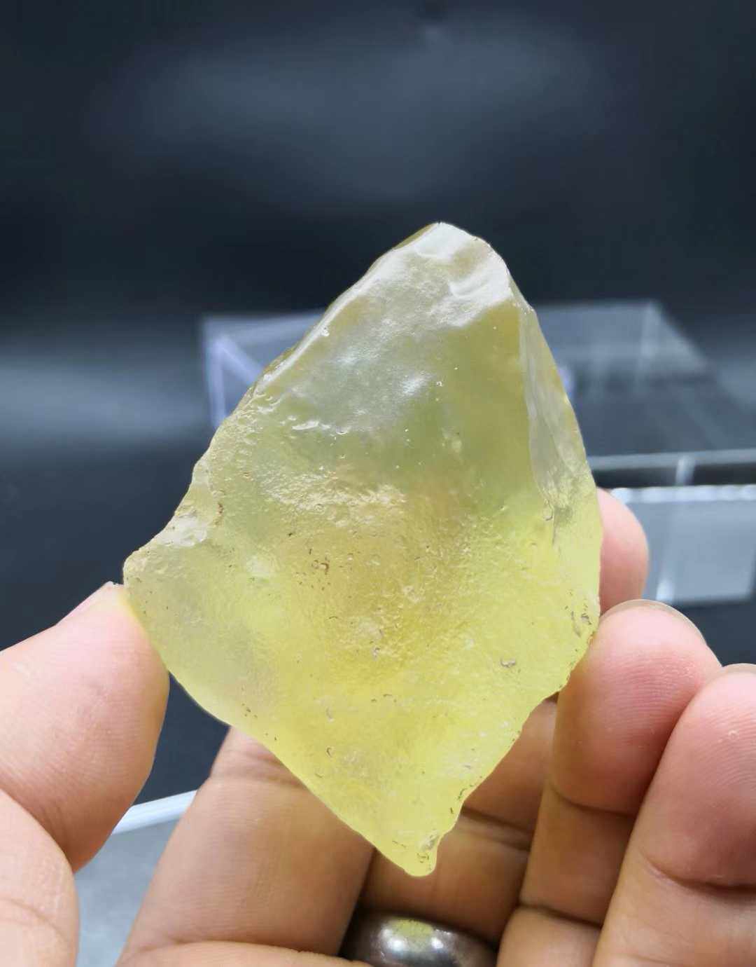 陨石利比亚黄金玻璃原石手把摆件藏品灵石透光摆件