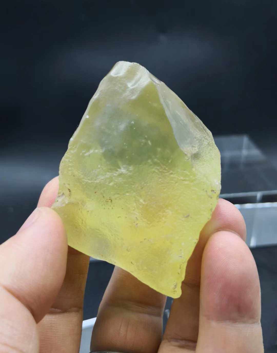 陨石利比亚黄金玻璃原石手把摆件藏品灵石透光摆件