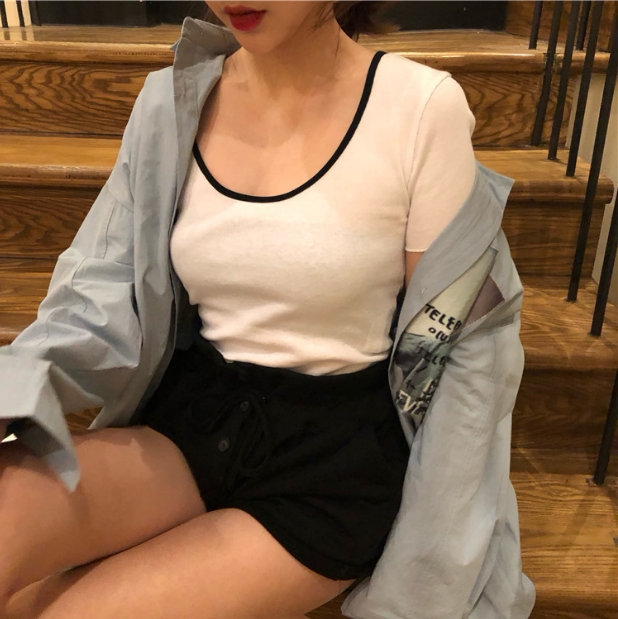 Retro hit color wild female short-sleeved T-shirt 2020 summer new tight shirt collar low neckline on a large clothes Retro hit color wild female short-sleeved T-shirt 2020 summer new tight shirt collar low neckline on a large clothes