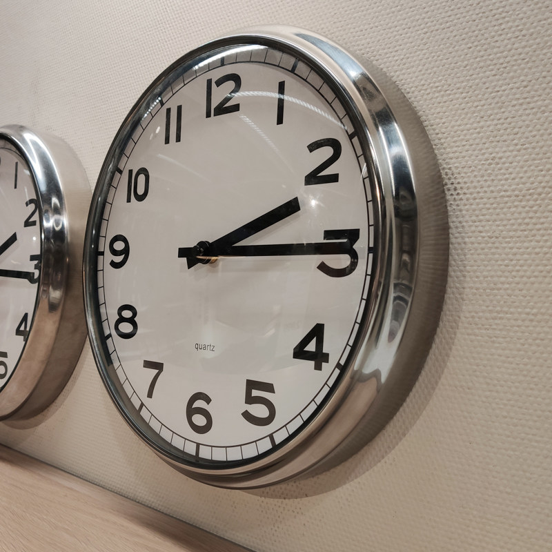 宜家普格钟表挂钟客厅现代简约大气家用石英钟圆形挂钟