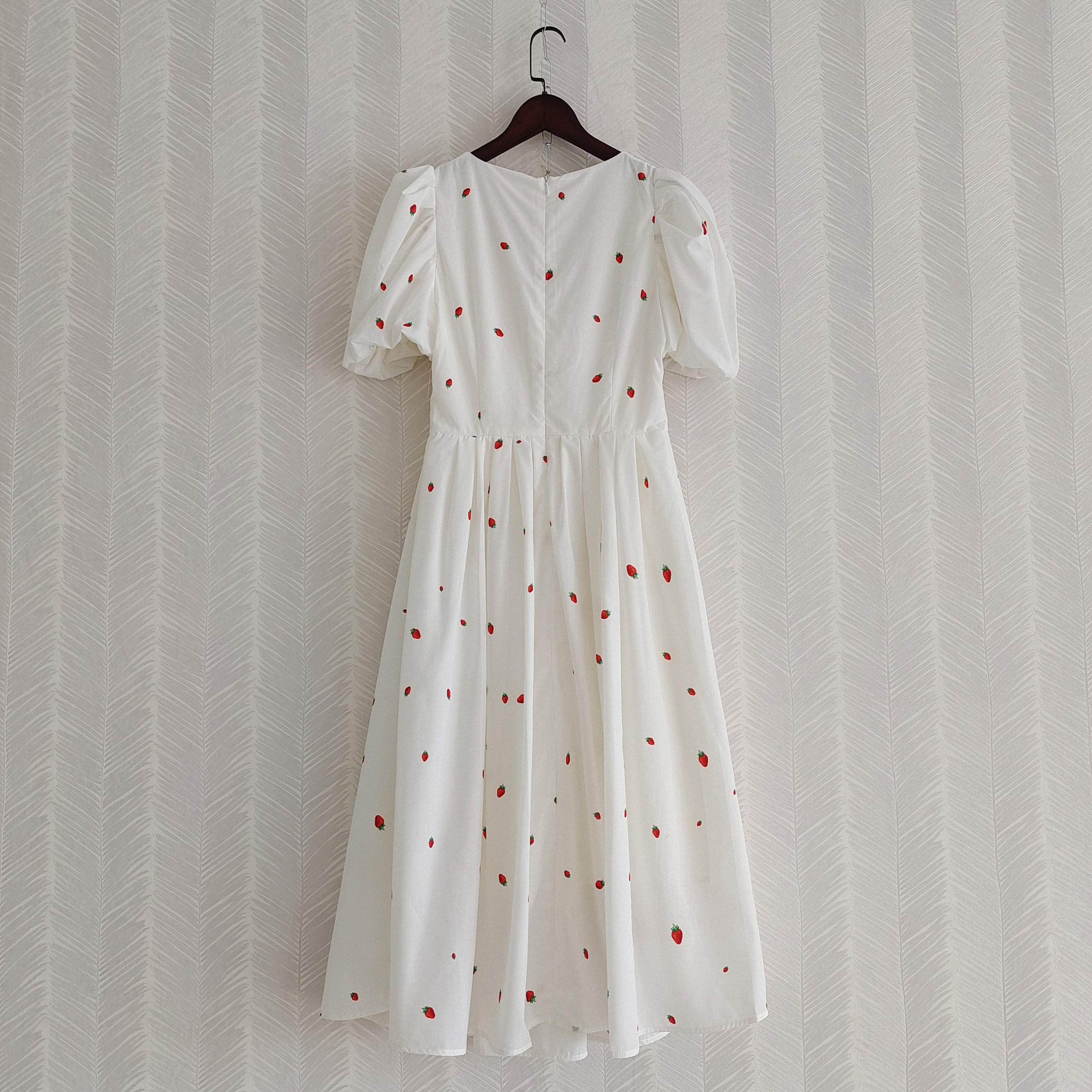 白色连衣裙袖显泡泡印花草莓裙子复古女装女裙连衣裙