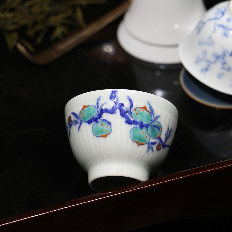 手绘桃子品茗杯景德镇陶瓷手绘桃子斗彩粉色蓝色品茗杯主人杯新品