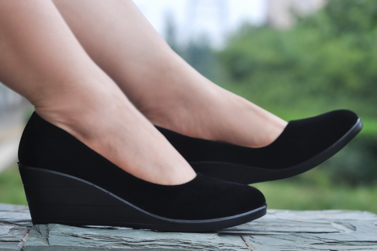 正品北京布鞋通勤舒适工装女单鞋黑绒面高跟单鞋