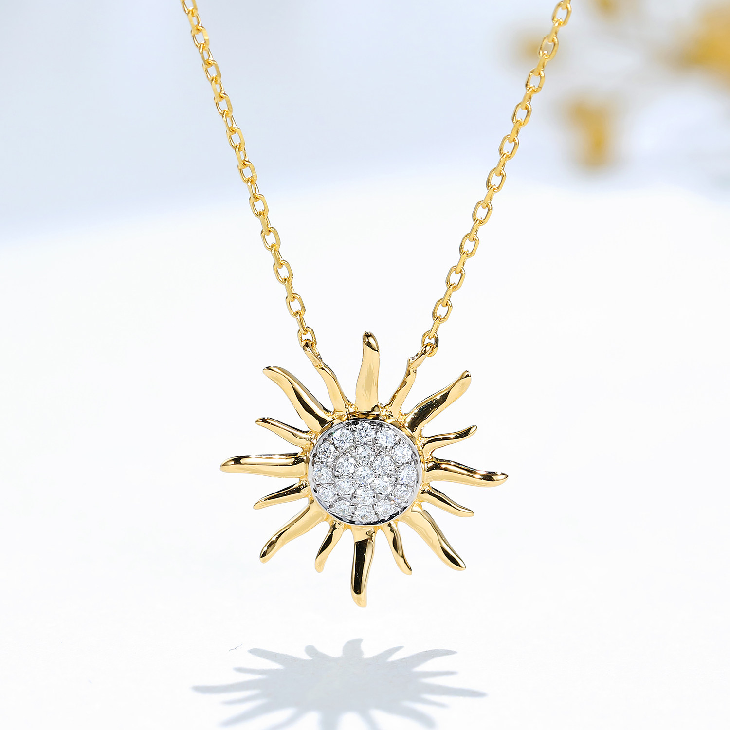 宝石矿工18k黄金钻石太阳花项链女士锁骨圆牌颈饰