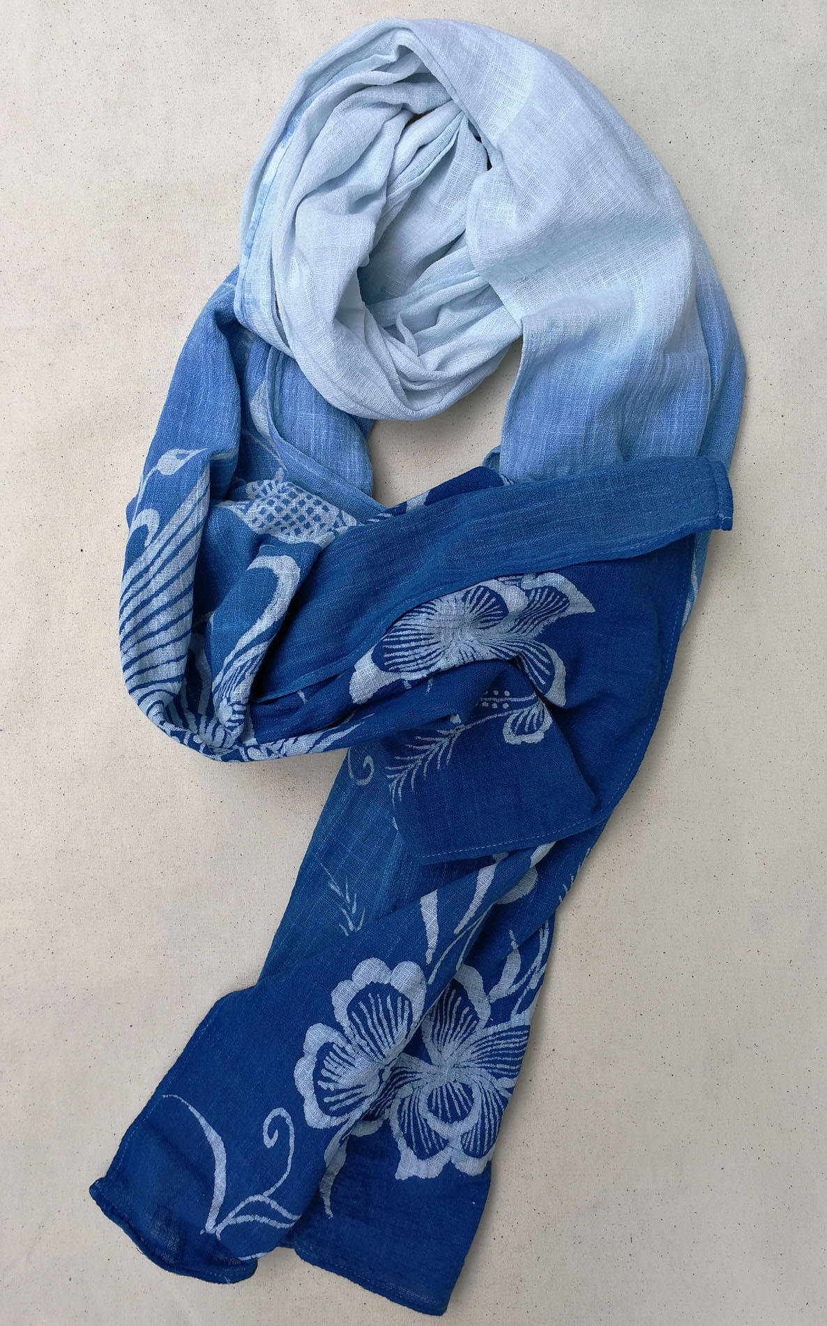 贵州丹寨蜡染围巾定制花鸟图案设计植物染蓝苗族蜡染