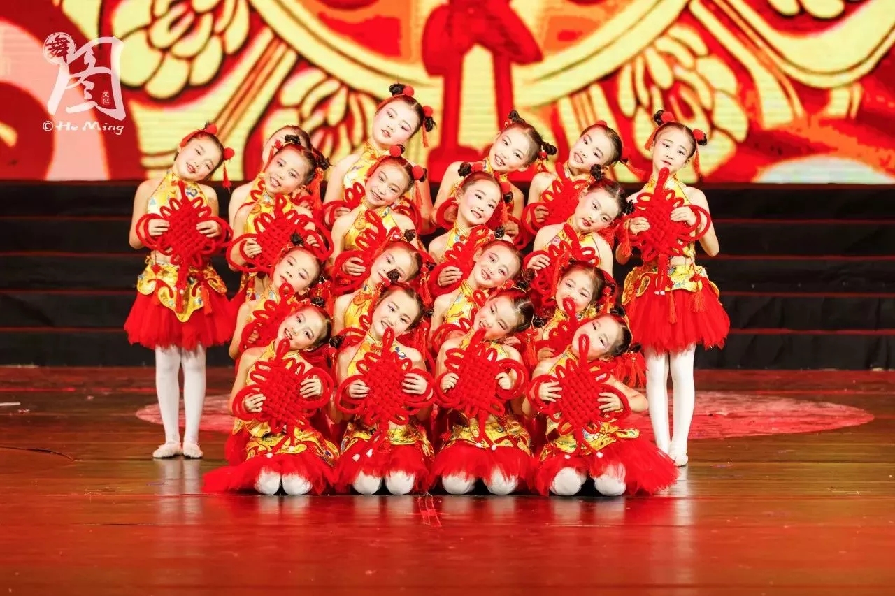 元旦开门红喜庆儿童演出服红红红的中国结舞蹈服中儿童演出服
