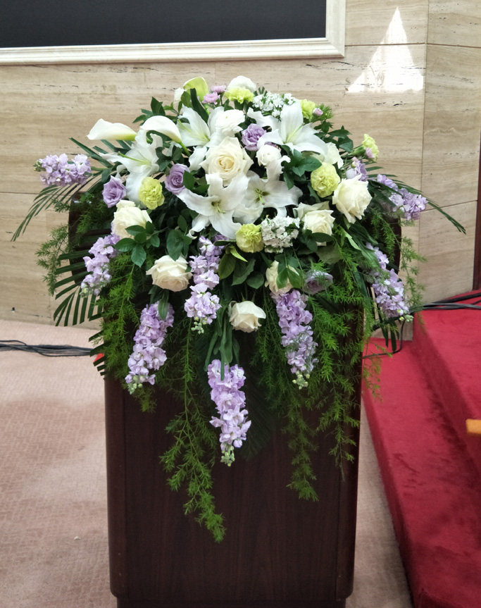 签到台花圆桌花会会议商务胸花花用主持下垂鲜花速递同城