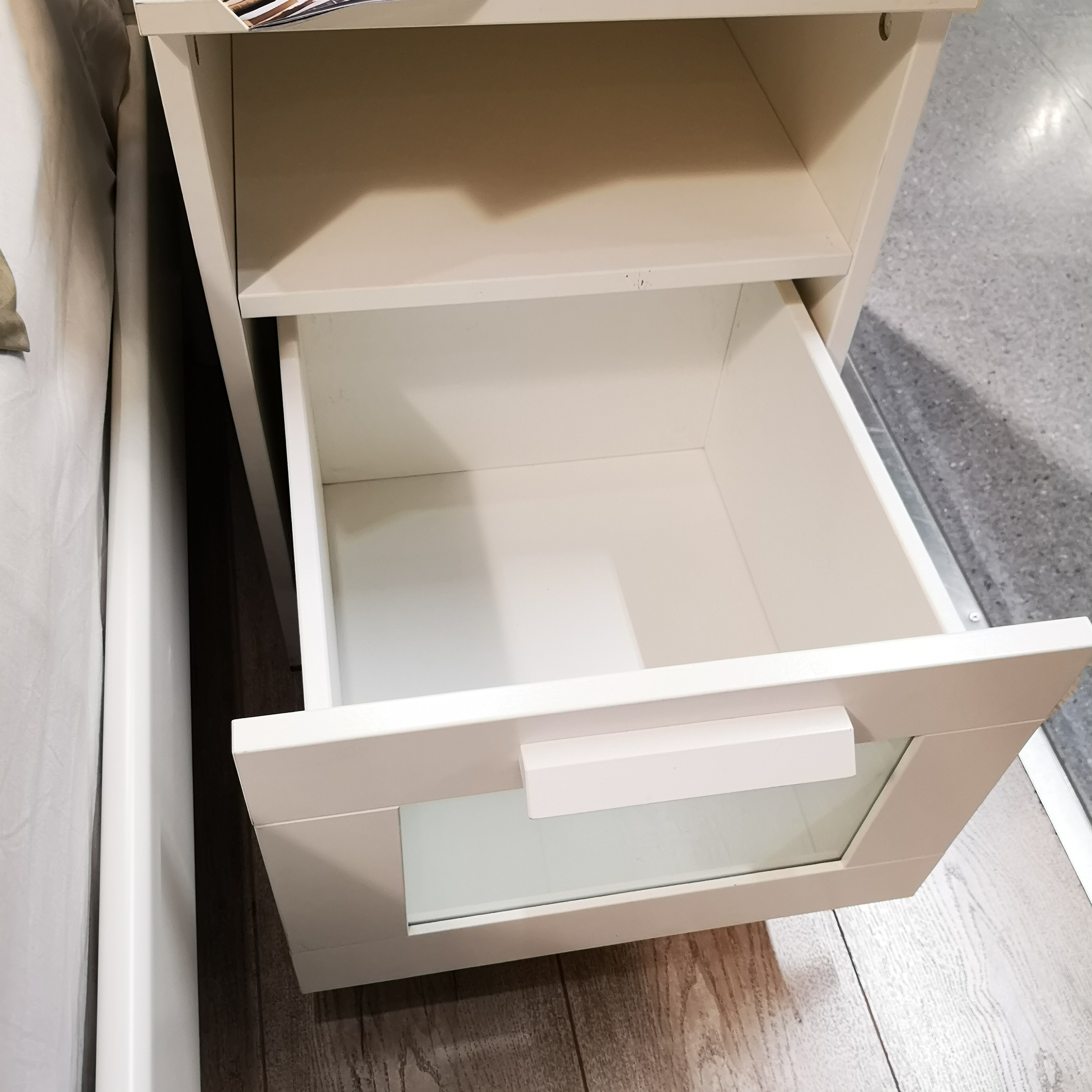 宜家国内代购百灵床头桌白现代简约卧室床头柜抽屉床头柜