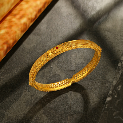 周六福珠宝黄金手镯女款计价足金古法工艺精致镂空设计手饰