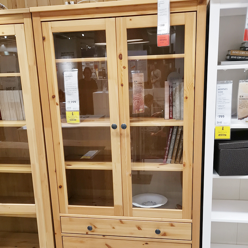 国内宜家代购汉尼斯玻璃门三屉橱柜实木收纳柜木原木现代书架书柜