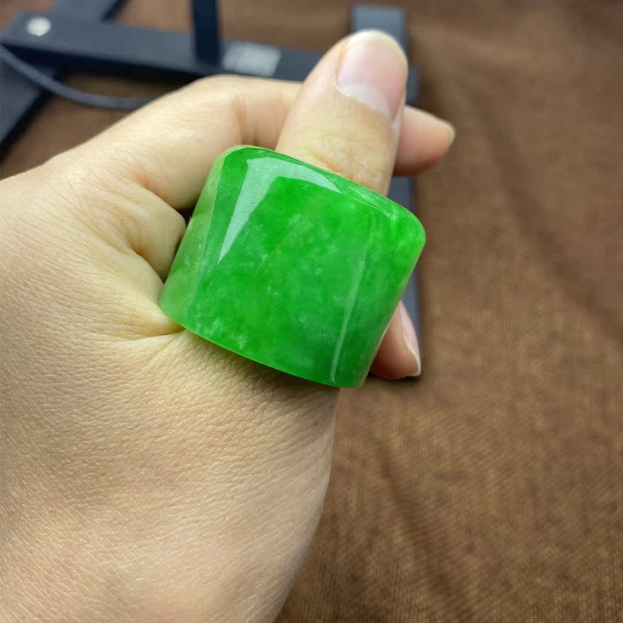 天然缅甸老坑货翡翠玉扳指白底男士款阳绿辣戒指