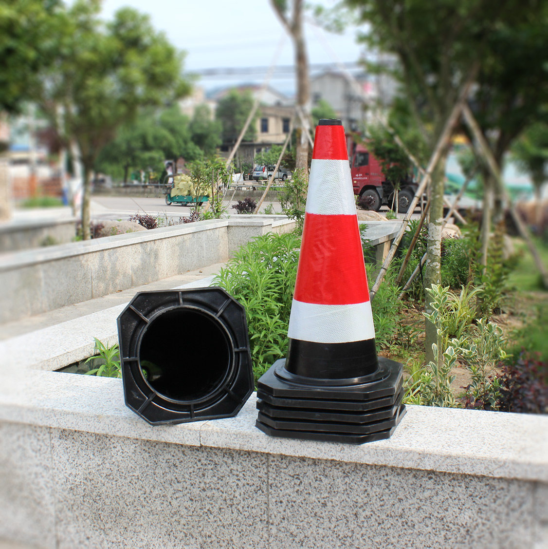 70cm橡胶反光路锥路障锥雪糕桶塑料路锥筒反光橡胶圆锥交通设施