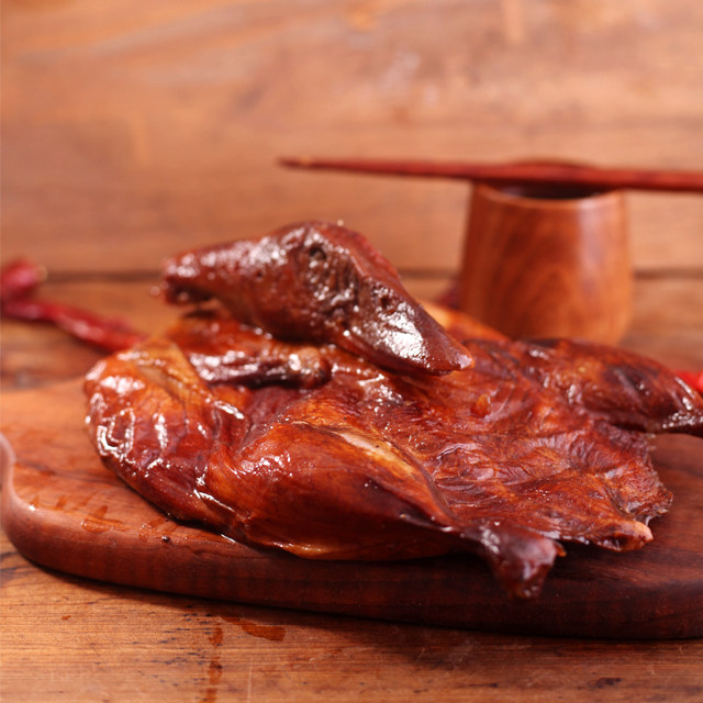 重庆特产中华老字号白市驿板鸭650g传统烟熏味整只熟鸭