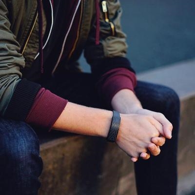 2018智能全息投影手环抖音情侣一对感应震动智能手环