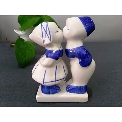 80年代怀旧收藏小人接吻娃娃足球陶瓷摆件