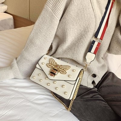 蜜蜂包包女2019新款时尚百搭小包珍珠信封斜跨单肩包