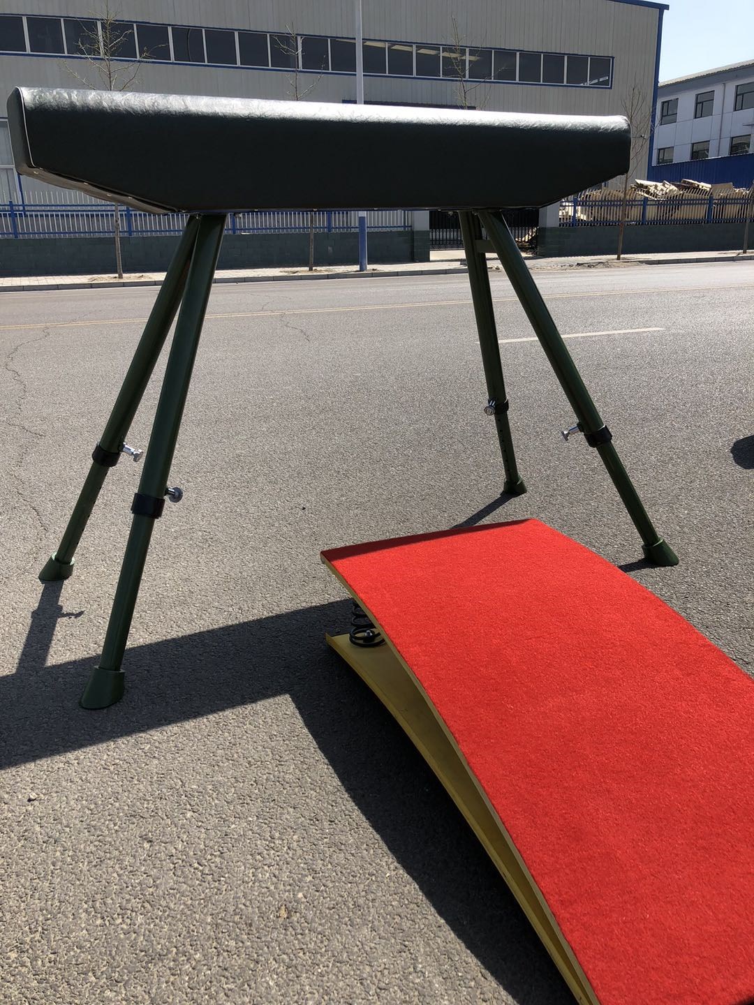 木马新款四簧助跳板跳马田径军训器材400米障碍器械山羊鞍马踏板