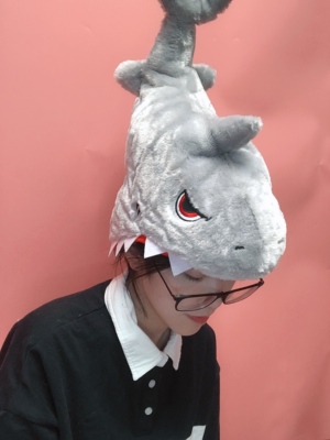 日系可爱卡通搞怪创意张大嘴巴咬头鲨鱼头套表演拍照道具帽子 原价40