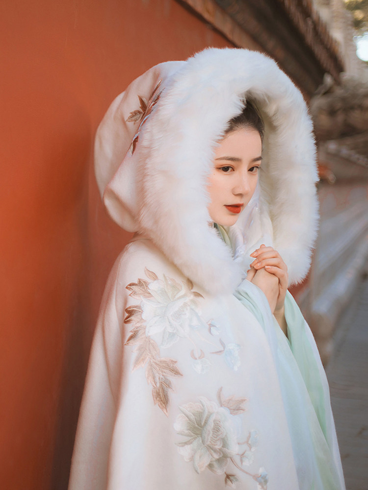 斗篷汉服女加绒加厚冬款古装结婚礼披风外套红色新娘秀禾中式披肩